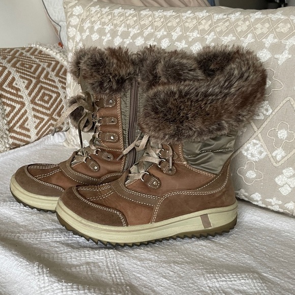 Santana Canada Shoes - 🌵 Bundle Sale 2/$20 Santana Canada Faux Fur Boots, Size 37 or US 6